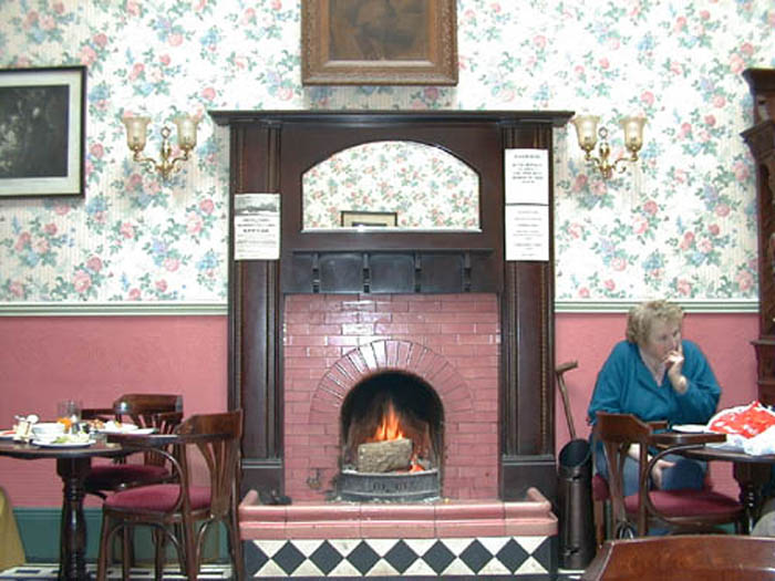 Vickery's Inn Fireplace.jpg 80.6K